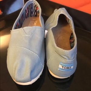 Toms. Classics light blue.